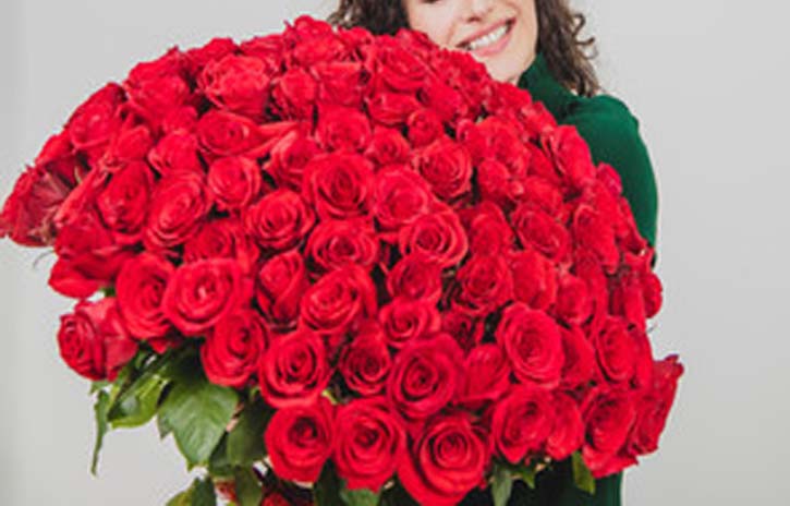 bunch-of-red-roses for Valentine's Day